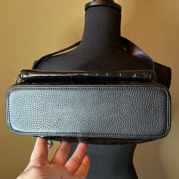 BRIGHTON black patent leather embossed Croc Sonny shoulder bag with organizer - Picture 5 of 16